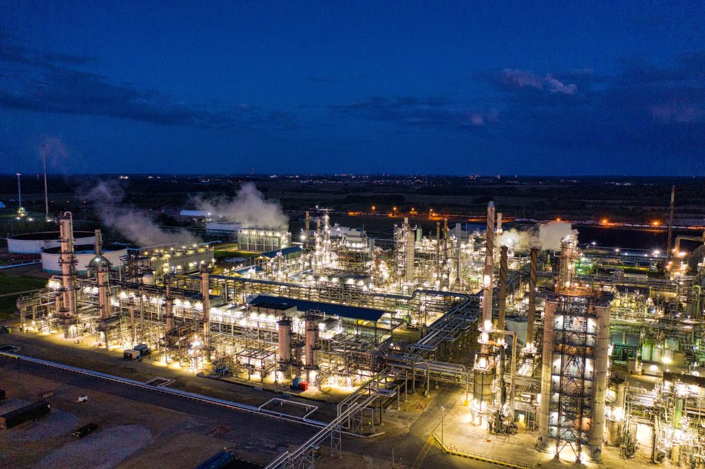 Planta química industrial iluminada de noche